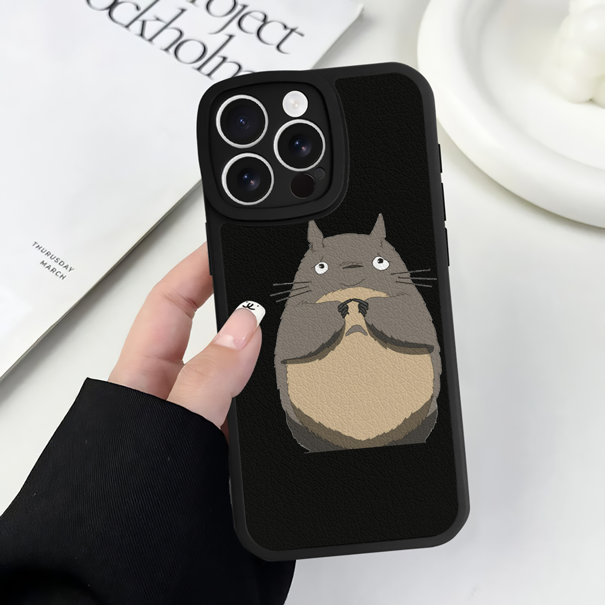 （画像用） となりのトトロ 草壁メイ 草壁サツキ My Neighbor Totoro Satsuki Kusakabe Mei Kusakabe 【iPhone 16シリーズ対応】シリコンスマホケース（レザー調） 材質：シリコン